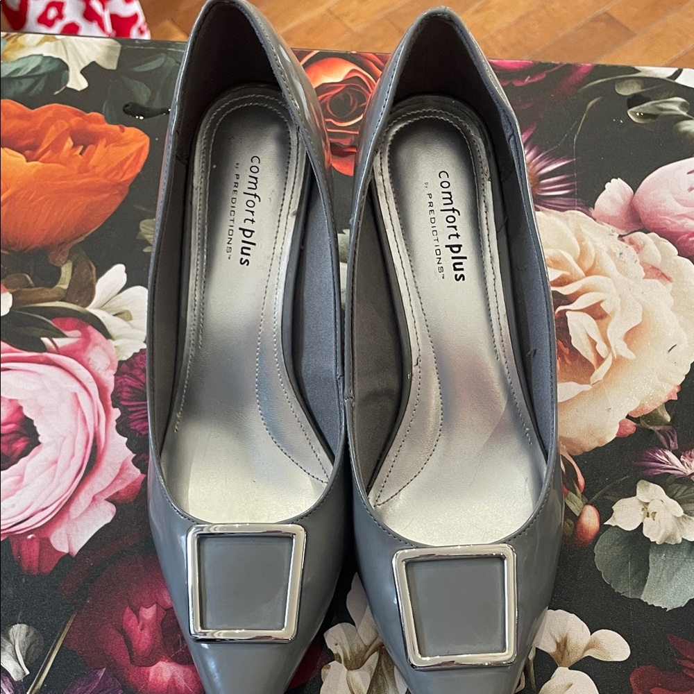 3/$25 Comfort Plus Women's Gray Patent Leather Pointed Toe Pumps
